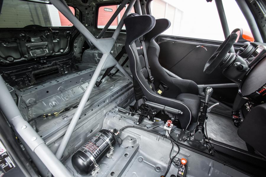 Интерьер Mini Cooper S JCW Challenge 2016 года  (фото 35 из 60)